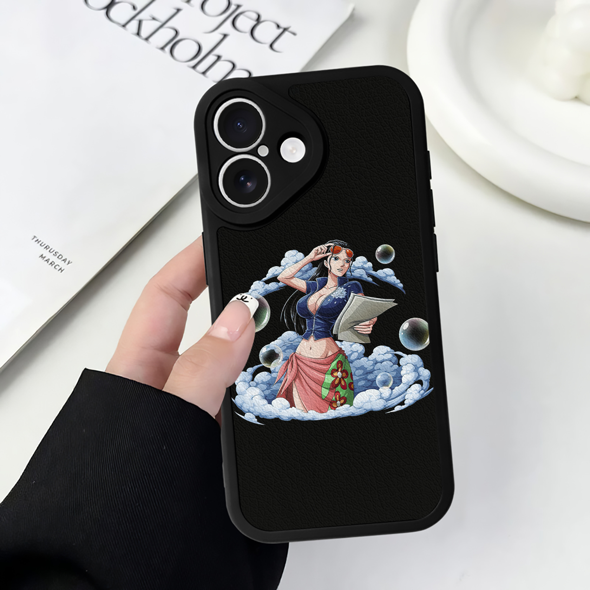 （画像用） ワンピース ニコ・ロビン ONE PIECE Nico Robin 【iPhone 16シリーズ対応】シリコンスマホケース（レザー調） 材質：シリコン